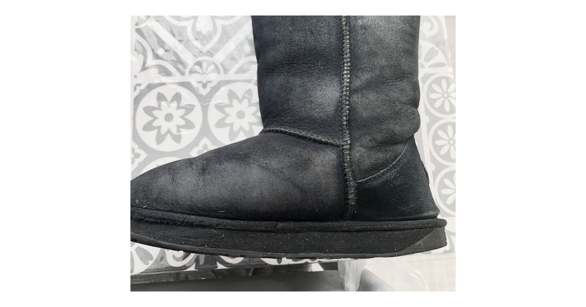 Černé válenky UGG - jak oživit jejich vyšisovanou barvu Renovace semišových černých bot